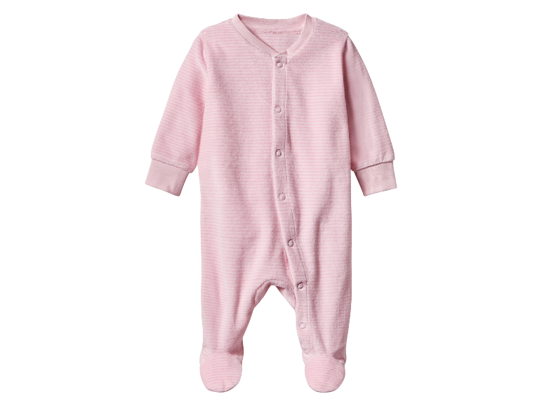 Une grenouillère rose rayée pour bébé.