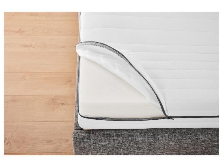 Un matelas en mousse avec une housse à fermeture éclair.