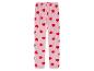 Pantalon de pyjama rose à coeurs rouges.