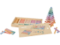 Bâtonnets et blocs de comptage en bois aux couleurs pastel, avec boîte de rangement et couvercle illustrant des exemples mathématiques.