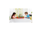 Deux enfants jouant à un jeu de football de table avec des figurines.