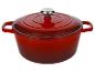 Cocotte en fonte rouge avec couvercle et poignée argentée.
