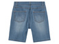 Un short en jean bleu avec des poches arrière.
