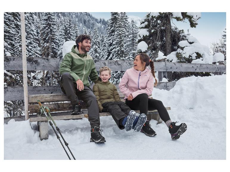 Famille en randonnée hivernale avec les bottes de randonnée premium en cuir pour femme CRIVIT.