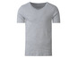 Un t-shirt gris à col en V.