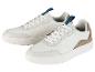 Deux paires de baskets blanches avec des accents marrons.