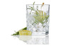 Gin tonic à la lime et au romarin dans un verre