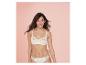 Une femme portant un soutien-gorge et une culotte blancs en dentelle.