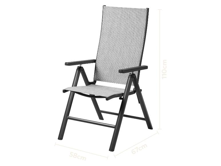 Chaise pliante grise avec accoudoirs, 110 cm de haut, 58 cm de large et 67 cm de profondeur.