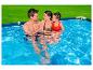 Famille se détendant dans une piscine hors-sol.