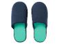 Pantoufles bleu marine et turquoise.