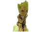 Figurine de Baby Groot assis les mains sur le visage