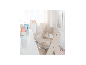 Chaise haute Roba Sit Up Flex beige clair dans une chambre d'enfant.