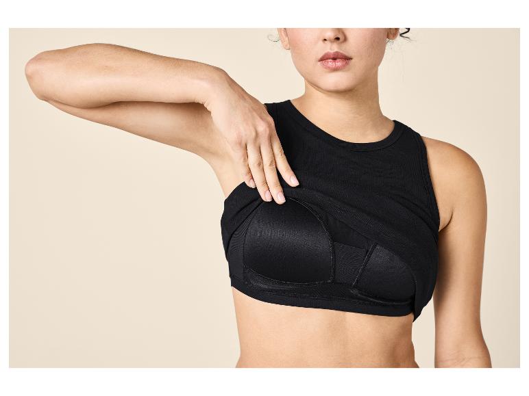 Femme en débardeur noir et soutien-gorge de sport noir