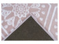 Un tapis rose avec un motif en relief blanc et un dos antidérapant.