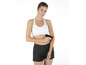 Une femme en tenue de sport utilise un pistolet de massage sur son bras.