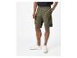 Shorts cargo vert olive et baskets blanches.