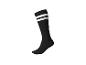 Chaussette de sport noire avec deux rayures blanches en haut.