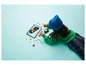 Un enfant construit une moto LEGO à l'aide d'une tablette.