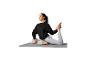 Femme en sweat-shirt noir et leggings gris clair sur un tapis de yoga