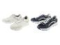 Deux paires de baskets blanches et bleues
