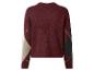 Pull bordeaux avec motif losanges beige et noir sur les manches.
