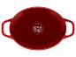 Plat de cuisson ovale rouge avec poignées et icônes de compatibilité de cuisson.