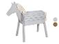 Cheval en bois gris clair avec crinière et queue en corde, avec des échantillons de couleur grise et marron.