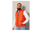Un homme porte une veste orange avec des détails bleus.