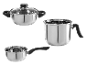 Trois casseroles en acier inoxydable avec des poignées noires.
