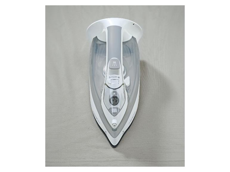 Fer à vapeur blanc SilverCrest sur tissu gris clair