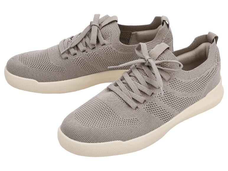 Une paire de baskets grises tricotées avec des semelles beiges.