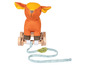 Train en bois avec un cerf en peluche.