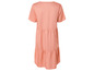 Une robe midi rose à manches courtes.