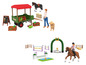 Une ferme de jouet avec un chariot rempli de fruits, un cheval et un chien.