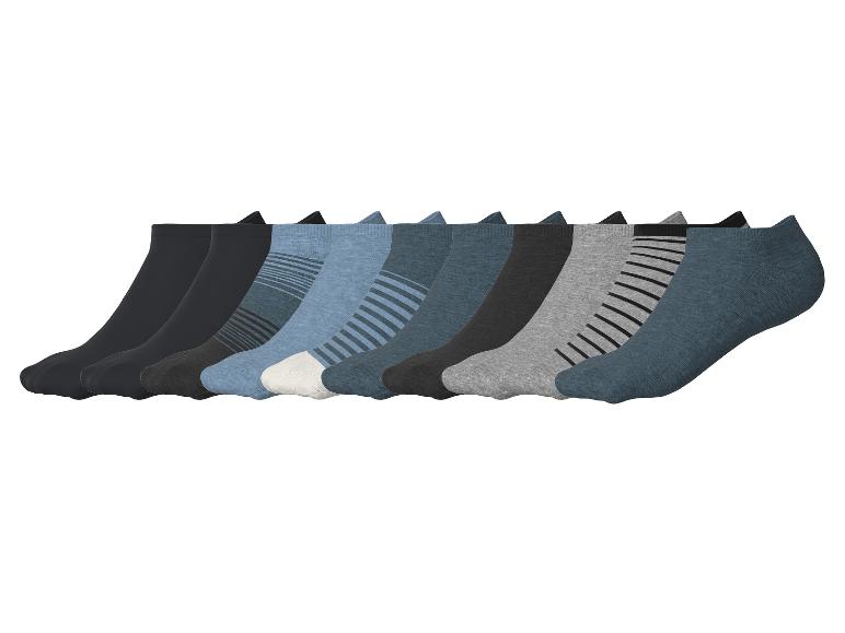 Un assortiment de 10 paires de chaussettes courtes noires, grises et bleues, certaines unies, d'autres rayées.