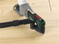 Un outil multifonction Bosch vert avec aspirateur pour travailler le bois.