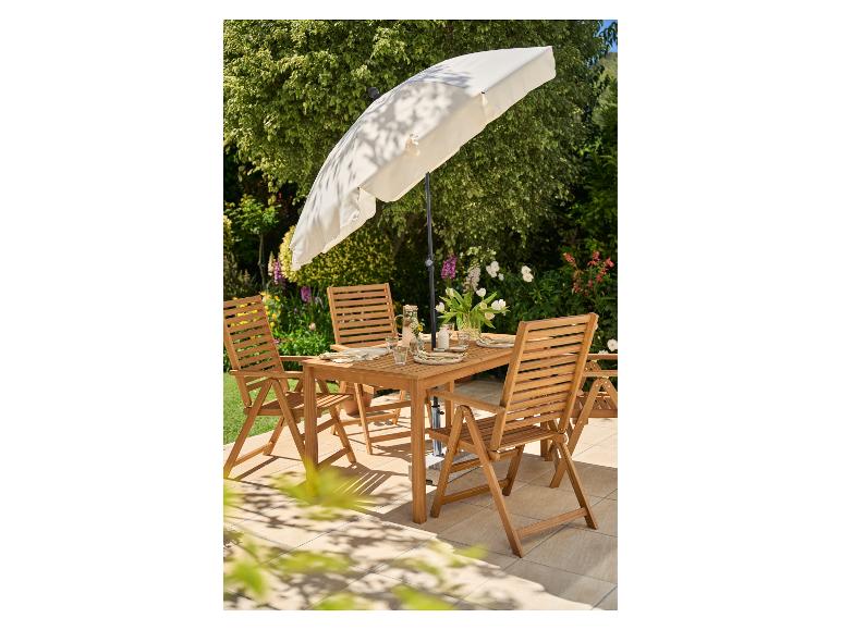 Ensemble de salle à manger de jardin en bois avec quatre chaises et un parasol sur une terrasse.