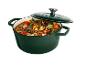 Cocotte en fonte verte avec couvercle, remplie d'un ragoût de viande et de légumes.