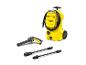 Nettoyeur haute pression jaune avec tuyau, pistolet et deux buses.