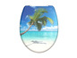 Une lunette de toilette avec un motif tropical de palmiers et de plage.