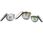 Ensemble de trois bols en acier avec couvercles, deux remplis de salade et de petits pois.