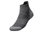 Une paire de chaussettes Dri-FIT noires pour le sport.