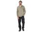 Homme avec un pull beige et des vêtements de travail noirs