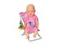 Poupée BABY born en robe rose assise sur une chaise de plage avec une boisson.