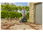 Un homme utilise un souffleur-aspirateur Gardena pour nettoyer les feuilles d'automne.