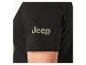 Gros plan d'une manche de t-shirt noir avec un logo vert 'Jeep'.