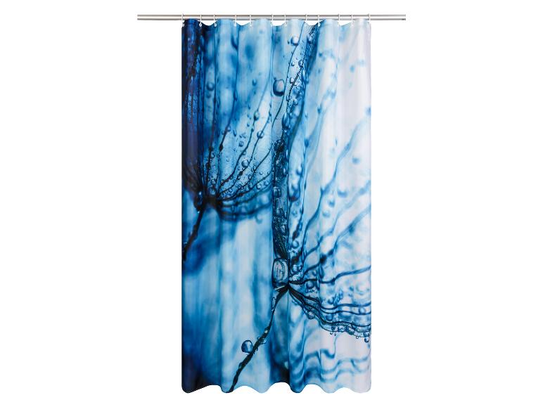 Un rideau de douche bleu avec un motif de gouttes d'eau.