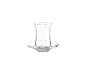 Tasse à thé en verre transparent avec soucoupe assortie sur fond blanc.