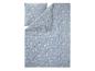 Parure de lit bleue avec motif de branches fleuries blanches.